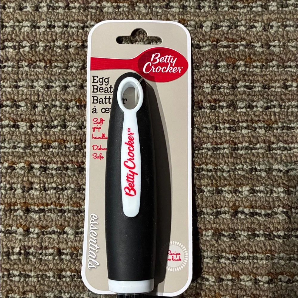 Betty Crocker Black and White Whisk NWT Egg beater baking cooking